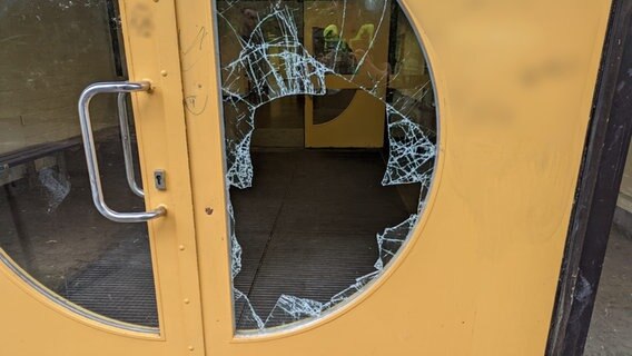 Schäden eines Einbruchs sind an einer Tür einer Wolfsburger Schule zu sehen. © Polizei Wolfsburg 