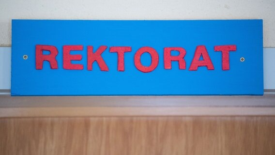 Ein Schild mit der Aufschrift "Rektorat" hängt in einer Schule über einer Tür. © dpa Foto: Marijan Murat