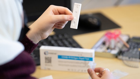 Eine Schülerin der Möser-Realschule am Westerberg hält einen Teststreifen aus einem Corona-Antigen-Schnelltest. © dpa-Bildfunk Foto: Friso Gentsch