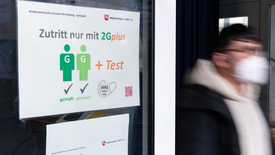 "Zutritt nur mit 2G-Plus" steht an der Tür einer Schule. Mit dem Schulbeginn nach den Weihnachtsferien beginnt für die Schüler im neuen Jahr eine tägliche Testpflicht. © dpa-Bildfunk Foto: Friso Gentsch