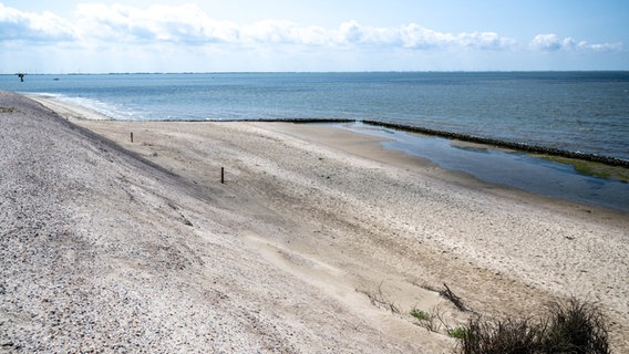 Die Schutzdüne im Westen der Insel Spiekeroog soll verstärkt werden. © picture alliance/dpa Foto: Sina Schuldt