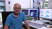 ARD Meteorologe Karsten Schwanke spricht in die Kamera. © NDR 