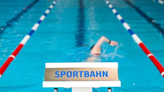 Ein Mann trainiert in einem Schwimmbad © dpa-Bildfunk Foto: Sina Schuldt