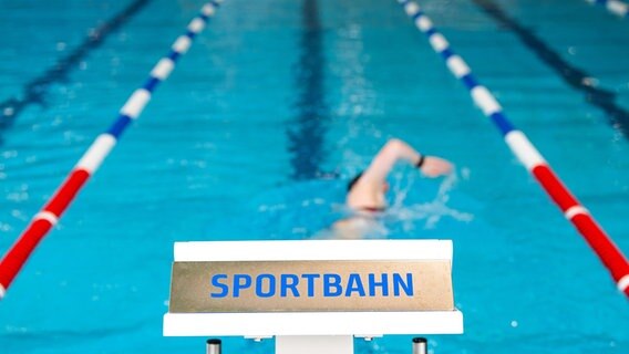 Ein Mann trainiert in einem Schwimmbad © dpa-Bildfunk Foto: Sina Schuldt