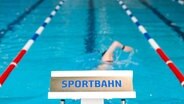 Ein Mann trainiert in einem Schwimmbad © dpa-Bildfunk Foto: Sina Schuldt