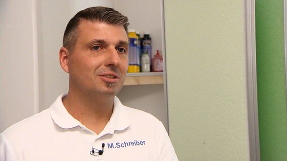 Malermeister Michael Schreiber spricht vor einer Kamera. © NDR 