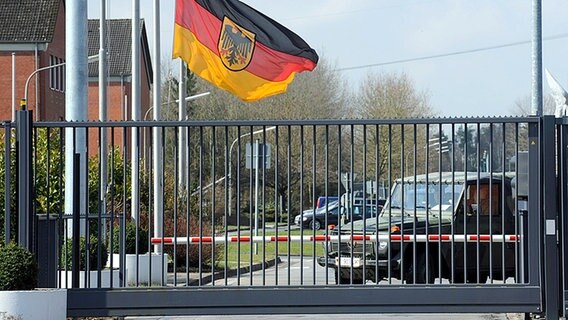 Nach dem Tod dreier Soldaten im Afghanistan-Einsatz hängt die Bundesdienstflagge an der Fallschirmjäger-Kaserne in Seedorf (Landkreis Rotenburg) am 3. April 2010 auf Halbmast. © dpa/lni Foto: Ingo Wagner