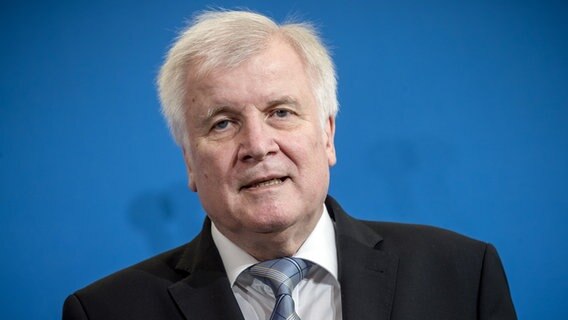 Horst Seehofer (CSU) im Anzug. © dpa-Bildfunk Foto: Michael Kappeler