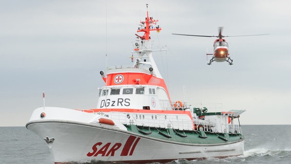 Themenbild: Ein Hubschrauber im Landeanflug auf einen Seenotrettungskreuzer. © picture alliance / dpa | Stefan Sauer Foto: Stefan Sauer