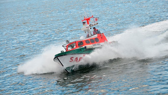 Ein Boot der DGzRS ist auf der Nordsee unterwegs. © picture alliance / imageBROKER | SPOT 