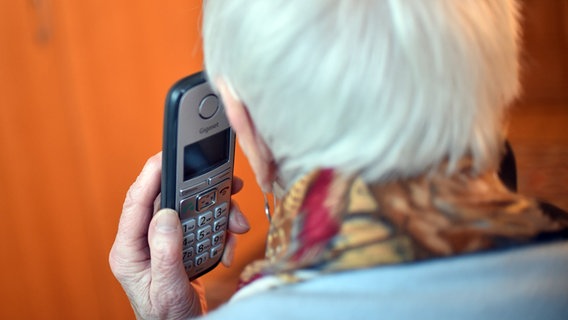 Eine Seniorin telefoniert mit einem Festnetztelefon. © picture alliance/dpa/dpa-Zentralbild | Britta Pedersen Foto: Britta Pedersen