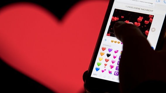 Ein Smartphone mit Herz-Emojis © picture alliance/dpa Foto: Fabian Sommer