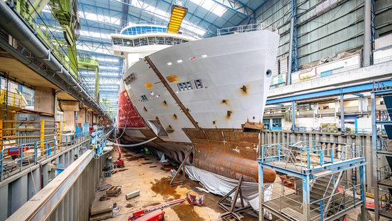 Das Kreuzfahrtschiff "Silver Ray" liegt in einer Halle der Meyer Werft. © picture alliance/dpa | Sina Schuldt Foto: Sina Schuldt
