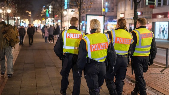 Polizisten patrouillieren an Silvester in der Innenstadt von Hannover. © picture alliance/dpa Foto: Clemens Heidrich