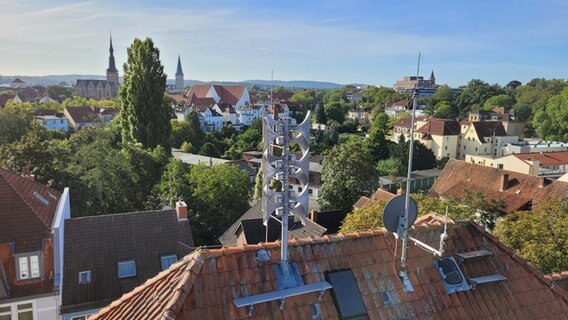 Eine neue Sirene, die auf dem Dach der Feuerwehr in Osnabrück montiert wurde. © NDR Foto: Britta Nareyka