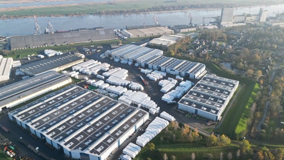 Auf den Dächern der Unternehmensgruppe J. Müller in Brake befindet sich die größte Photovoltaikanlage Niedersachsens. © J. Müller Weser GmbH & Co. KG 