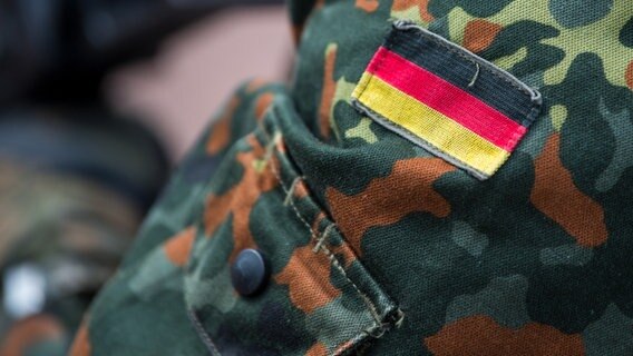 Deutschlandfahne auf der Uniform eines Soldaten. © picture alliance/Monika Skolimowska/zb/dpa Foto: Monika Skolimowska