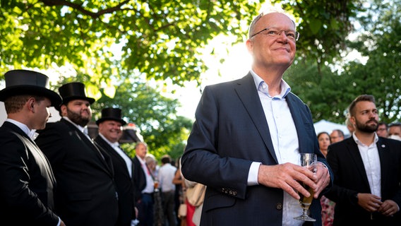 Stephan Weil (SPD), Ministerpräsident von Niedersachsen, steht mit einem Bier auf dem Sommerfest in der niedersächsischen Landesvertretung in Berlin. © dpa-Bildfunk Foto: Fabian Sommer