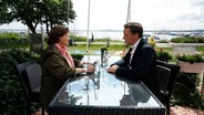 Sebastian Lechner (CDU) spricht im NDR-Sommerinterview mit Martina Thorausch. © NDR 