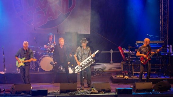 Die Band Manfred Mann's Earth Band auf einer Bühne. © NDR Foto: Alexander Brodeßer
