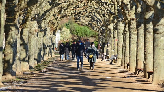 Menschen gehen in der Sonne spazieren. © Picture Alliance Foto: Daniel Kubirski