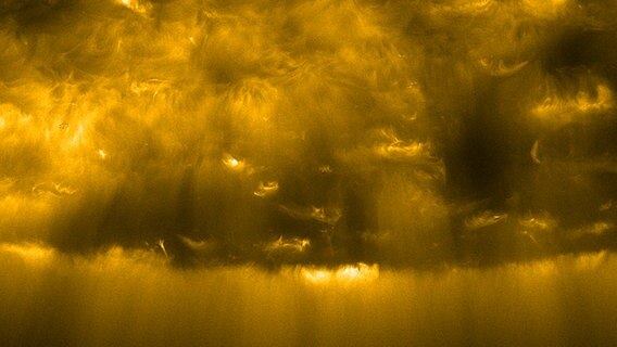 Ein Weltraumaufnahme zeigt einen Teil der Sonne. © ESA & NASA/Solar Orbiter/EUI Team 