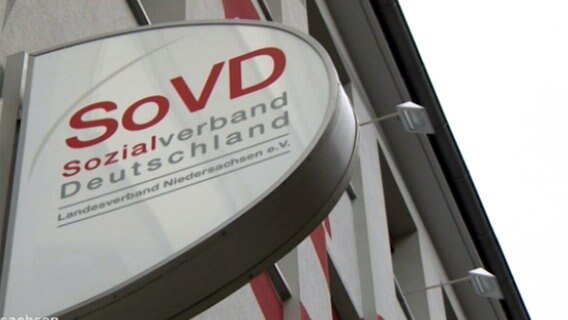 Ein Schild an einem Gebäude des Sozialverbands Deutschland. © NDR 