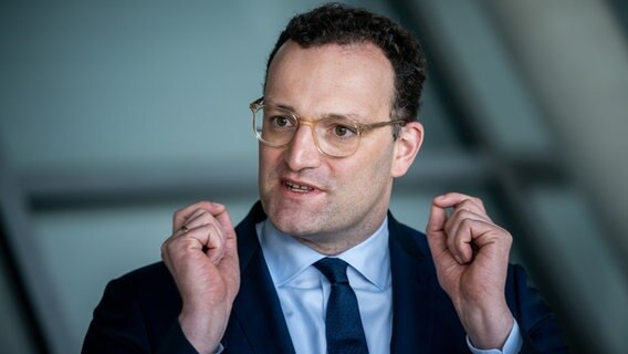 Jens Spahn (CDU), Bundesminister für Gesundheit spricht bei einem Pressetermin. © dpa-Bildfunk Foto: Michael Kappeler