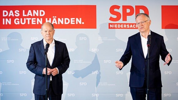 Stephan Weil und Olaf Scholz bei der Landesvertreterversammlung der SPD in Hildesheim. © dpa-Bildfunk Foto: Moritz Frankenberg
