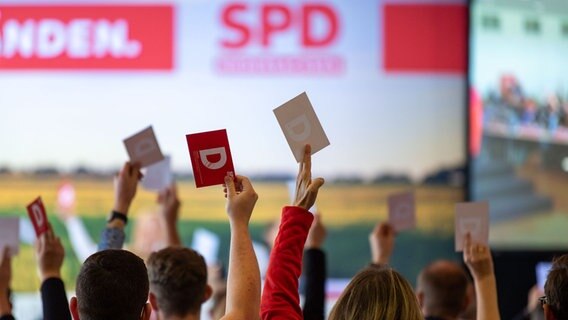 Delegierte beim SPD-Sonder-Parteitag zur Abstimmung über den rot-grünen Koalitionsvertrag. © picture alliance/dpa | Lino Mirgeler Foto: Lino Mirgeler
