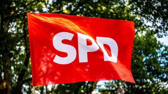 Eine SPD-Flagge weht bei der Wahlkampf-Veranstaltung der SPD Niedersachsen im Stadtgarten. © picture alliance/dpa Foto: Sina Schuldt