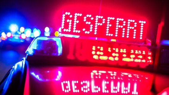 Ein Polizeiwagen signalisiert mit einer roten LED-Anzeige "GESPERRT".  Foto: Hauke-Christian Dittrich