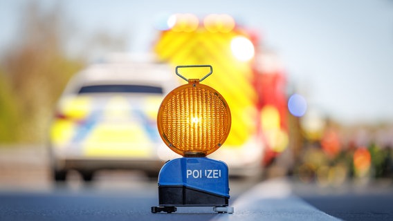 Eine Polizeiabsperrung steht auf einer Fahrspur einer Autobahn. © picture alliance/dpa | Friso Gentsch Foto: Friso Gentsch