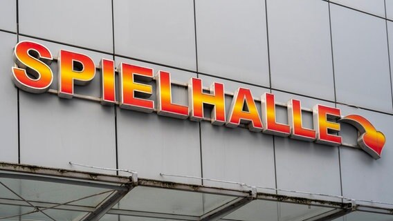 An der Fassade eines Gebäudes steht der Schriftzug "Spielhalle". © picture alliance/dpa-Zentralbild Foto: Stephan Schulz