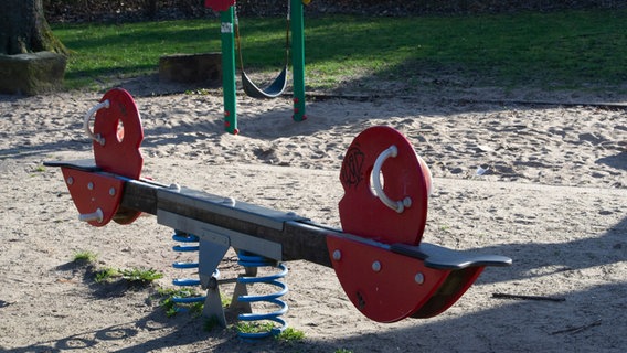 Wippe und Schaukel auf einem Spielplatz © picture alliance / SvenSimon | Malte Ossowski/SVEN SIMON 