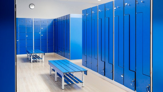 Blaue Spinde in einem Fitnessstudio. © picture alliance / Westend61 | Ignacio Ferrándiz Roig Foto: Ignacio Ferrándiz Roig