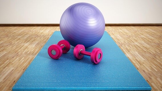 Pilatesball und hanteln auf einer Gymnastikmatte. © picture alliance/Zoonar/Cigdem Simsek Foto: Cigdem Simsek