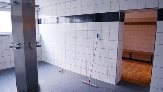 Die Dusche in einer Umkleidekabine eines Sportvereins. © picture alliance / Pressebildagentur ULMER | ulmer Foto: ulmer