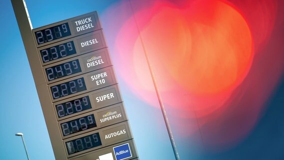Preise für Diesel und Benzin auf einer Anzeigetafel einer Tankstelle. © dpa-Bildfunk Foto: Sina Schuldt
