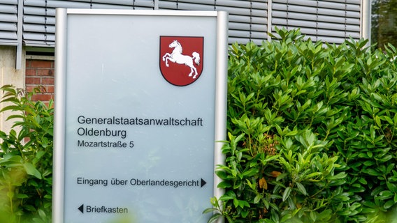 Ein Schild mit der Aufschrift Generalstaatsanwaltschaft Oldenburg. © picture alliance/CHROMORANGE Foto: Fabian Steffens