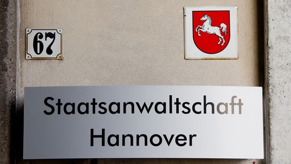 Ein Schild hängt an der Staatsanwaltschaft Hannover. © picture alliance / dpa Foto: Julian Stratenschulte