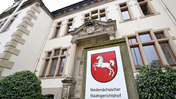 Der Niedersächsische Staatsgerichtshof mit Landgericht. © picture alliance / dpa Foto:  Holger Hollemann