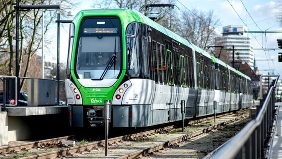 Eine Stadtbahn der Üstra Hannoversche Verkehrsbetriebe steht an der Haltestelle. © dpa-Bildfunk Foto: Hauke-Christian Dittrich
