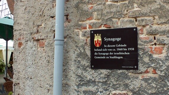 Ein Schild an einer Außenmauer weist auf die Geschichte der Stadthäger Synagoge hin © NDR Foto: Marc-Oliver Rehrmann