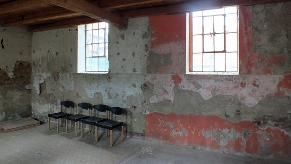 In der ehemaligen Synagoge von Stadthagen stehen Stühle vor einer Wand © NDR Foto: Marc-Oliver Rehrmann