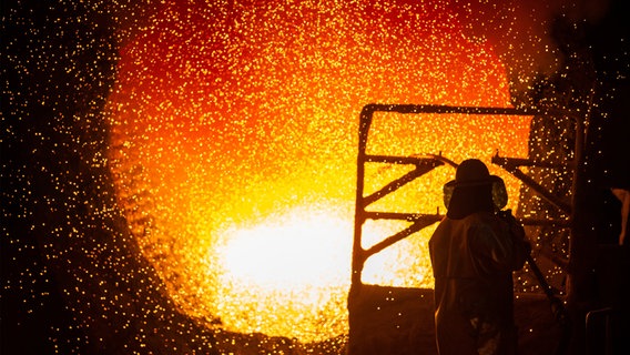 Ein Mitarbeiter reinigt im Stahlwerk der Salzgitter AG eine Roheisenpfanne. © dpa-Bildfunk Foto: Christophe Gateau