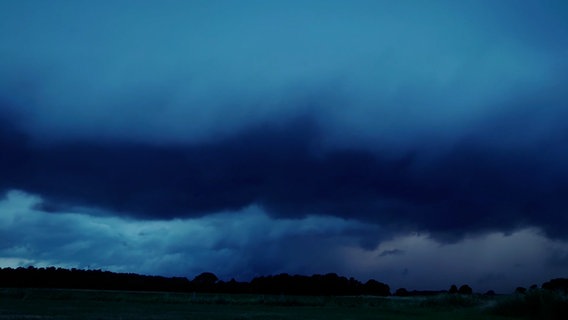 Eine Gewitterfront ist am Himmel zu sehen. © Nord-West-Media TV 