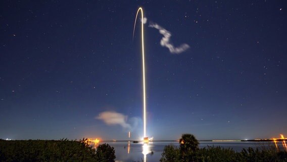 Am 06. Januar 2020 hat SPace X eine Rakete abgeschossen, die 60 Sateliten enthält. Hier zu sehen am der Cape Canaveral Air Force Station in Florida. © picture alliance / newscom Foto: SpaceX