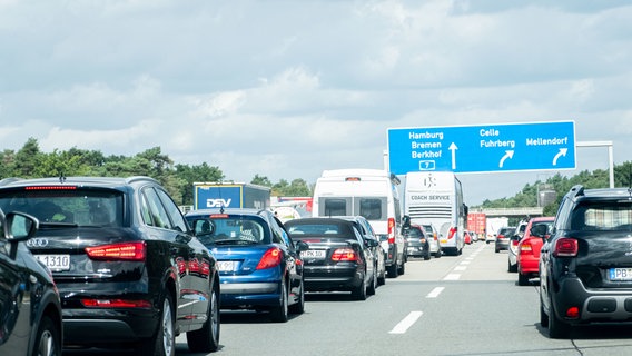 Das Bild zeigt einen Stau auf der Autobahn.  © dpa-Bildfunk Foto: Peter Steffen