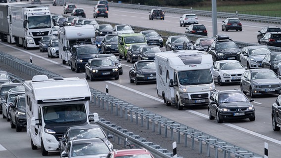 Ein Stau auf einer Autobahn. © dpa-Bildfunk Foto: Peter Steffen